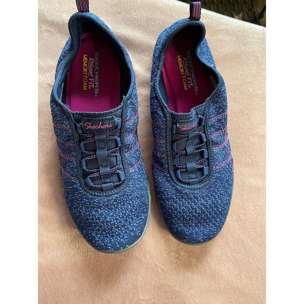 Skechers woman’s slip on memory foam relaxed fit sneakers, size 9
